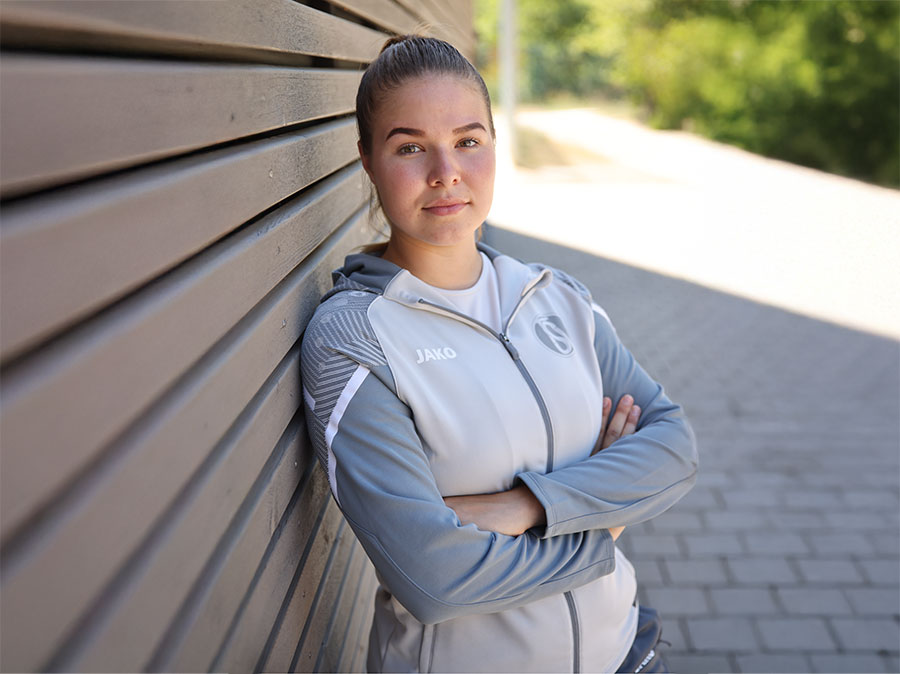 Deux femmes portent des vestes d'entraînement de JAKO