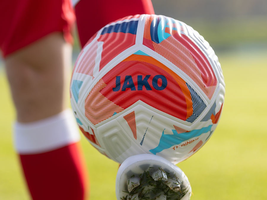 Voetballen met JAKO-logo