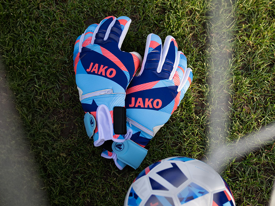 Keepershandschoenen van JAKO met een voetbal