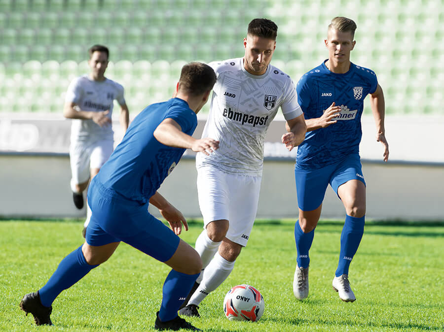 Deux joueurs du FSV Hollenbach dans des maillots JAKO