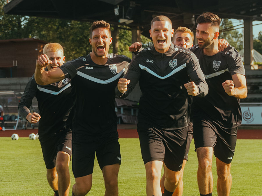 Drie atleten in trainingspakken van JAKO