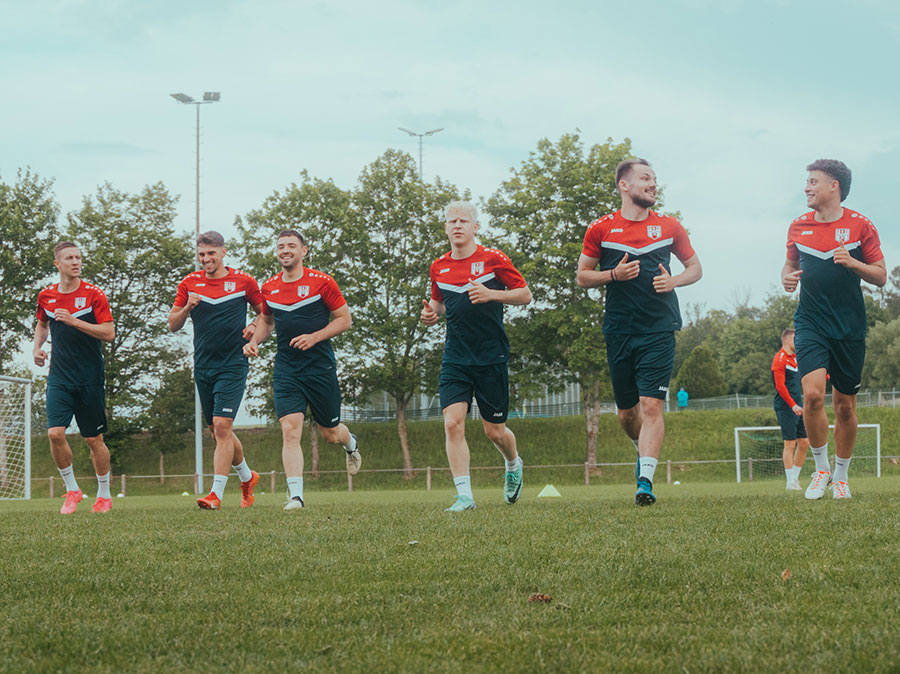Mannen in T-shirts met een JAKO-logo