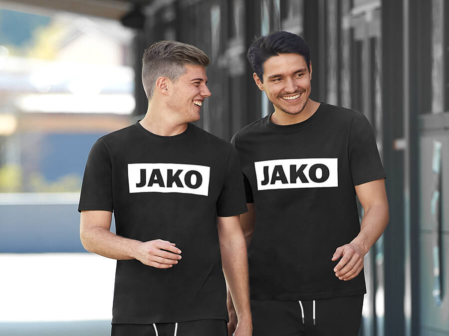 Männer in T-Shirts mit einem JAKO-Logo