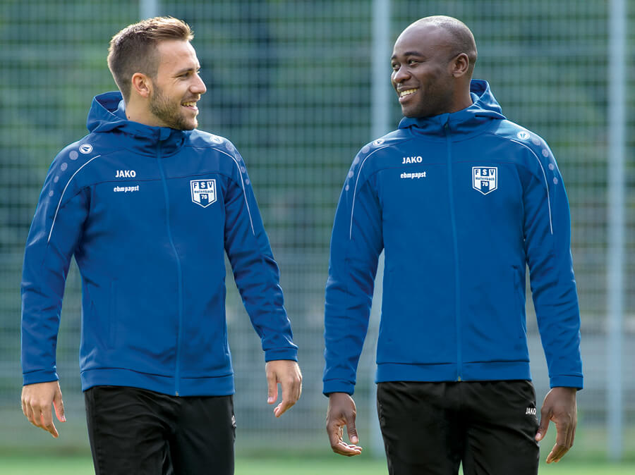 Zwei Sportler in JAKO Trainingsjacken