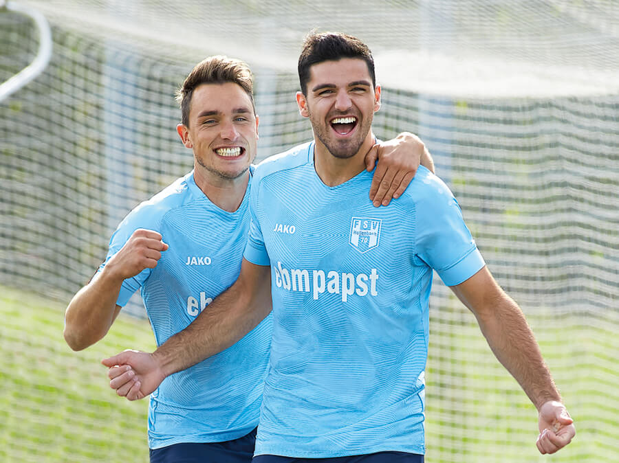 Zwei Spieler des FSV Hollenbach in JAKO Trikots