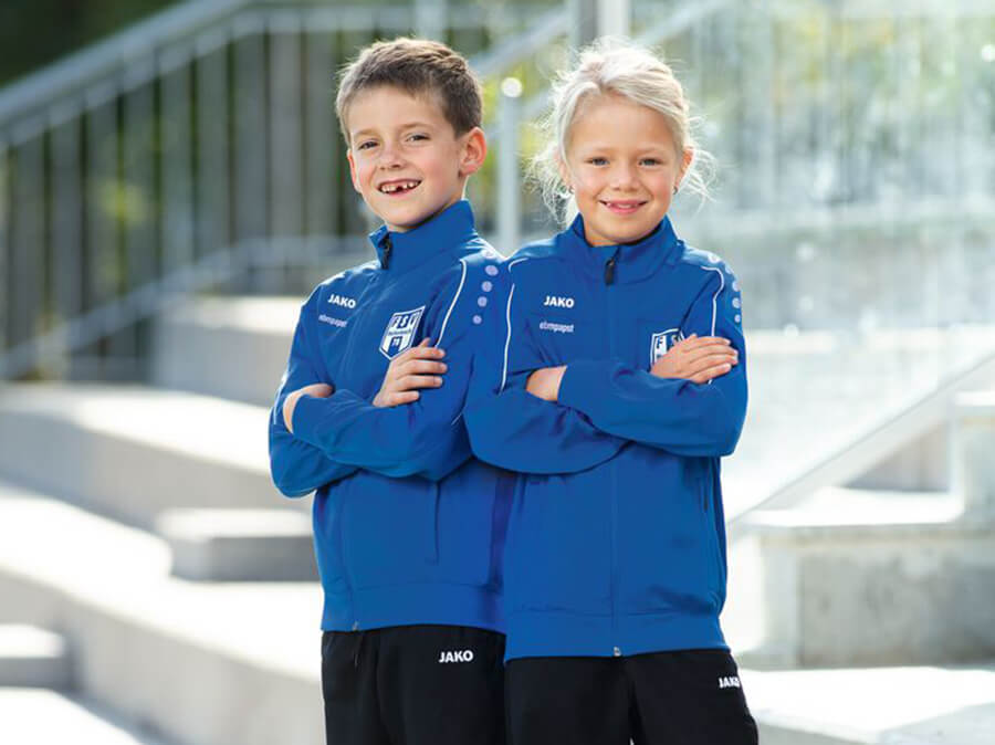 Deux enfants dans des vestes d'entraînement JAKO du VfB Stuttgart