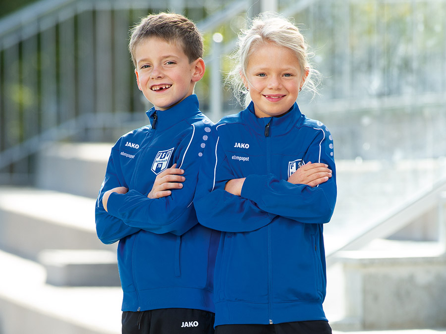 Zwei Kinder in JAKO-Trainingsjacken des VfB Stuttgart
