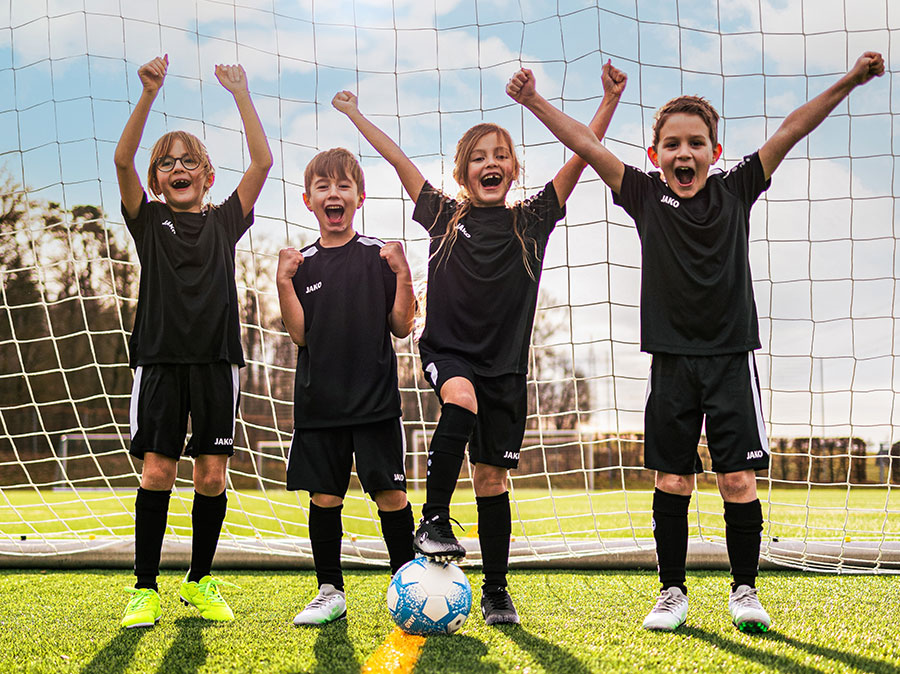 Eine Gruppe von Kindern in JAKO-Shirt mit passender JAKO-Short