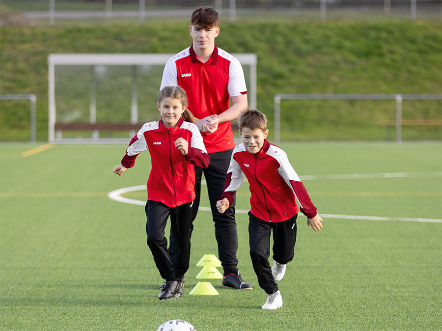 Zwei Kinder in JAKO-Trainingsjacken des VfB Stuttgart