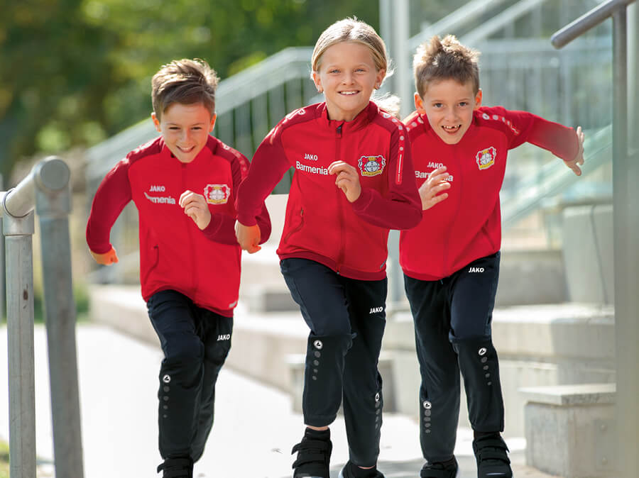 Gruppe von Kindern in Trainingshosen von JAKO
