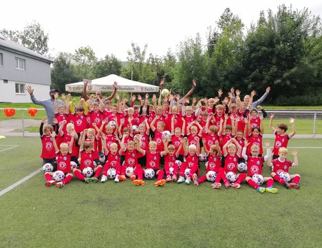 Mitarbeiterinnen von JAKO in den modernen Bürogebäuden