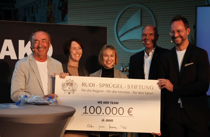 Mitarbeiterin aus der Logistik bei JAKO mit einem Stapel Pakete